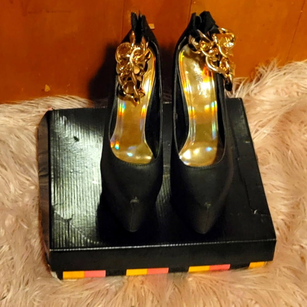 Black pumps
